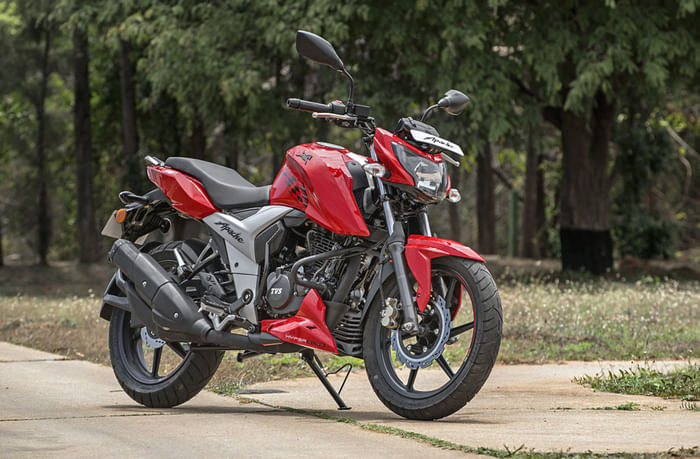 TVS Apache RTR 160 Review 2025: पॉवरफुल इंजन, शानदार माइलेज और स्टाइलिश लुक के साथ सबसे भरोसेमंद स्पोर्ट बाइक under ₹1.5 Lakh
