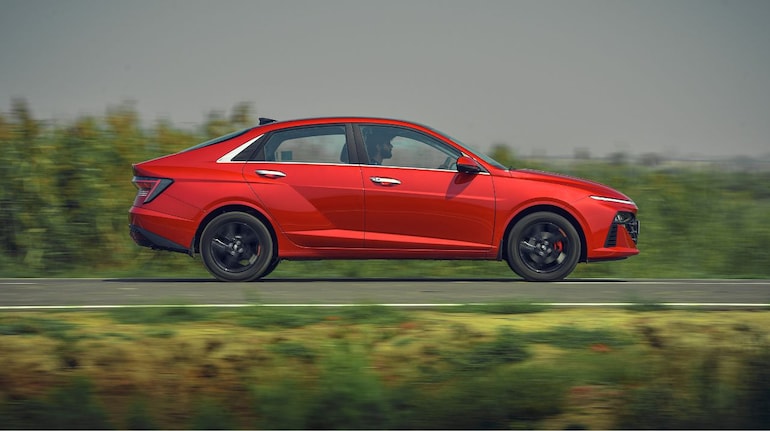 Hyundai Verna 2025 Review: दमदार इंजन, शानदार फीचर्स और किफ़ायती ऑन-रोड कीमत वाली 5-सीटर फैमिली कार Hyundai Verna 2025 Review: दमदार इंजन, शानदार फीचर्स और किफ़ायती ऑन-रोड कीमत वाली 5-सीटर फैमिली कार