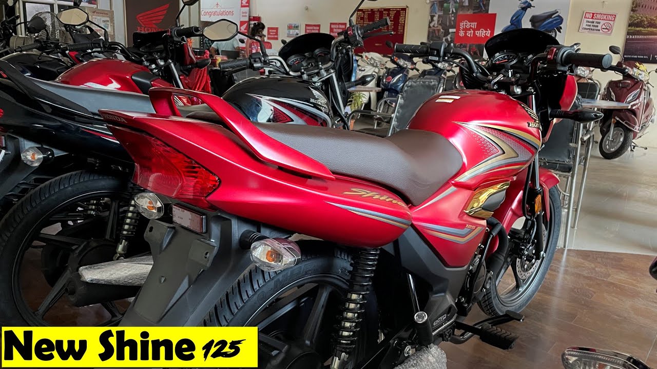 Honda Shine : अगर आप ₹90,000 ऑन-रोड कीमत के अंदर एक बेहतरीन और प्रमुख मोटरबाइक की तलाश में हैं, तो आपको ज़रूर इस बेहद दमदार होंडा की बाइक, मॉडल Shine पर नज़र डालनी चाहिए। यह बाइक शक्तिशाली इंजन, किफ़ायती माइलेज, बेहतरीन डाइमेंशन, उन्नत सुरक्षा सुविधाएँ और शानदार लुक्स के साथ आती है, जो सवारी करते समय आपको बेहतरीन आत्मविश्वास का अहसास कराती है। बेहद दमदार इंजन और ट्रांसमिशन यह होंडा Shine 123.94cc इंजन डिस्प्लेसमेंट के साथ आती है, जिसमें 4-स्ट्रोक SI सिंगल सिलेंडर एयर-कूल्ड इंजन दिया गया है। यह 10.6 PS की अधिकतम पावर और 11 Nm का टॉर्क जनरेट करता है। इसमें VF6 मॉडल का एमिशन नॉर्म और PGM-FI फ्यूल इंजेक्शन सिस्टम उपलब्ध है। 5-स्पीड ट्रांसमिशन गियरबॉक्स और मल्टी-प्लेट क्लच के साथ, यह बाइक ज़बरदस्त पावर उत्पन्न करती है और 95 किलोमीटर प्रति घंटा की टॉप स्पीड हासिल करती है, साथ ही लगातार हाई स्पीड पर भी बेहतरीन ग्राउंड टच स्थिरता प्रदान करती है। ऐसी फ़ुएल एफिसिएंसी, जो देती है बेहतरीन प्रदर्शन यह होंडा पावर्ड Shine कंपनी द्वारा दावा किए गए 64 किलोमीटर प्रति लीटर का माइलेज देती है। लेकिन वास्तविक दुनिया में सड़क की स्थिति और परिस्थितियों के आधार पर माइलेज अलग हो सकता है, जो लगभग 55 से 65 किलोमीटर प्रति लीटर के बीच हो सकता है। हालांकि, इसका बड़ा 10.5 लीटर का फ्यूल टैंक हमें लंबी दूरी तय करने की सुविधा देता है, बिना बार-बार फ्यूल एफिशिएंसी की चिंता किए। डाइमेंशन, जो मार्केट में बाइक को अनोखा और अलग दिखाता है यह बाइक संतोषजनक बॉडी डाइमेंशन के साथ आती है, जिसमें लंबाई 2046 मिमी, चौड़ाई 737 मिमी, ऊँचाई 1116 मिमी, व्हीलबेस 1285 मिमी और ग्राउंड क्लियरेंस 162 मिमी है। बाइक का वजन लगभग 113 किग्रा है। नवीनतम मॉडल में फुली डिजिटल इंस्ट्रूमेंट क्लस्टर, रियल-टाइम माइलेज सुविधा, हॅलोजन बल्ब हेडलैम्प, टाइप‑C चार्जिंग सुविधा और 12V बैटरी दी गई है, जो पूरे बाइक की A-ग्रेड लुक और प्रेजेंस सुनिश्चित करती है और इसे मार्केट में भी अलग खड़ा करती है। सुरक्षा सुविधाएँ, जो देती हैं स्मूद और आरामदायक राइडिंग यह होंडा बाइक उन्नत सुरक्षा सुविधाओं के साथ आती है, जिसमें उच्च वेरिएंट में कम्बाइंड ब्रेक सिस्टम (CBS) विद इक्वलाइज़र शामिल है, जो बाइक पर नियंत्रण को उत्कृष्ट बनाता है। इसके अलावा इसमें साइड स्टैंड इंजन कट-ऑफ सिस्टम, सामने और पीछे डिस्क ब्रेक (240 मिमी), और ट्यूबलैस टायर दिए गए हैं, जो बाइक और सड़क के बीच बेहतर घर्षण पैदा करते हैं और हाईवे या शहर में सवारी करते समय स्मूद और आरामदायक राइडिंग अनुभव प्रदान करते हैं। एक ऐसी कीमत, जो आपको इसे खरीदने के लिए प्रेरित करे यह होंडा Shine बाइक 125cc के नवीनतम मॉडल में ड्रम और डिस्क ब्रेक दोनों वेरिएंट में उपलब्ध है। इस बाइक की एक्स-शोरूम कीमत ₹84,493 से शुरू होकर उच्च वेरिएंट में ₹89,245 तक जाती है। ऑन-रोड कीमत अलग-अलग शहरों और राज्यों में थोड़ी भिन्न हो सकती है, लेकिन यह एक्स-शोरूम कीमत की तुलना में ज्यादा अंतर नहीं होता।