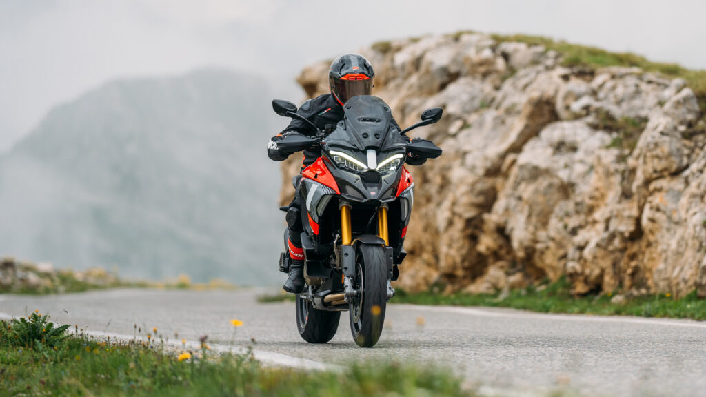Ducati Multistrada V4 Pikes Peak (MY25): एक “Symphony of Emotions” — क्या BMW S1000 XR की बादशाहत खत्म?