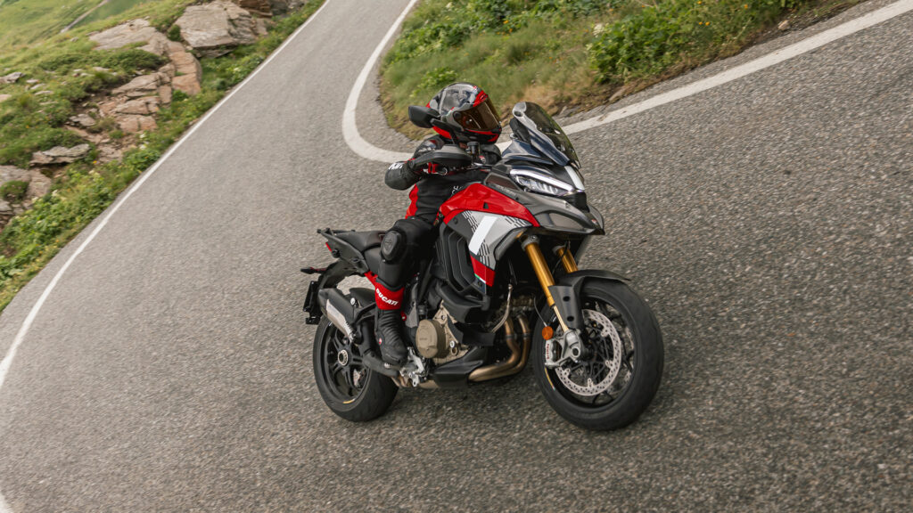 Ducati Multistrada V4 Pikes Peak (MY25): एक “Symphony of Emotions” — क्या BMW S1000 XR की बादशाहत खत्म?