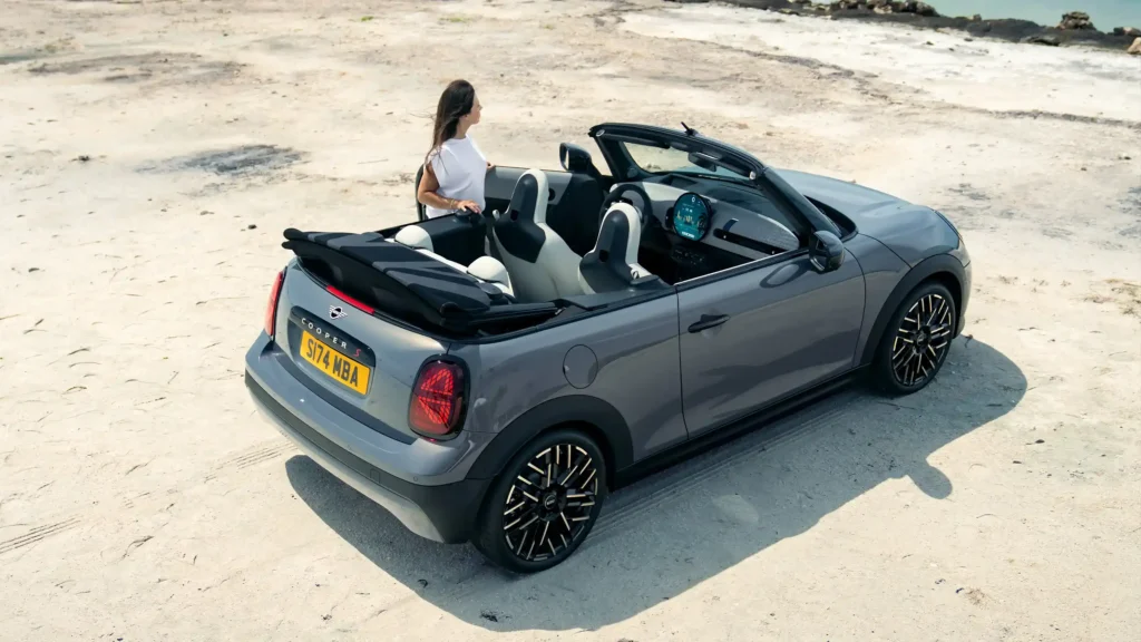 New MINI Cooper Convertible- क्या ये न्यू मिनी कूपर कन्वर्टेबल बन पाएगी आज के युवाओं की पसंद? क्या ये फिर से मार्केट में नाम कमा पाएगी ??