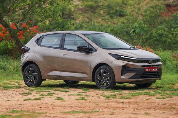 Flop Car 2025: SUV-EV की दौड़ में पीछे रह गई यह कारें, 2025 की फ्लॉप कारों की कहानी Tata Altroz Facelift