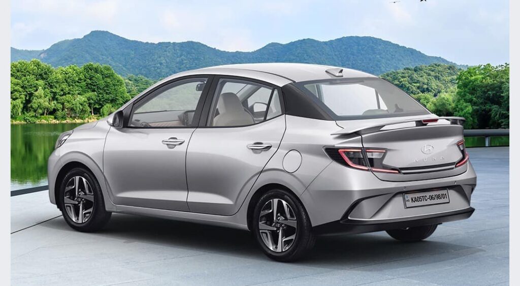 Flop Car 2025: SUV-EV की दौड़ में पीछे रह गई यह कारें, 2025 की फ्लॉप कारों की कहानी Hyundai Aura