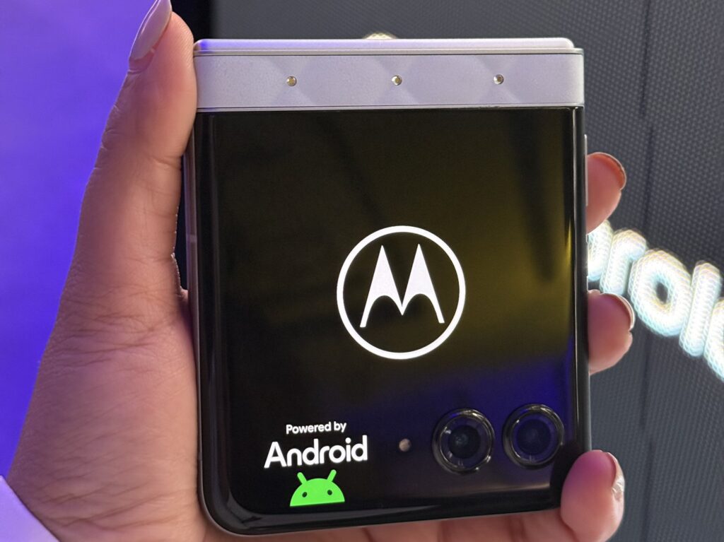 50 हजार से कम बजट में कौन-सा स्मार्टफोन सबसे बेस्ट है ? moto razor 60